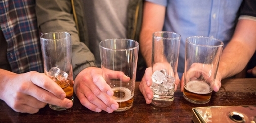 Prázdné sklenice v rukou hostů můžou být pro hostinského dost nebezpečné.