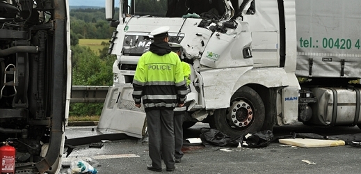 Řidič kamionu nehodu nepřežil (ilustrační foto).