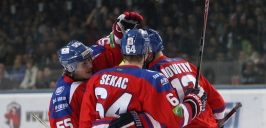 Hokejisté pražského Lva se radují z gólu.