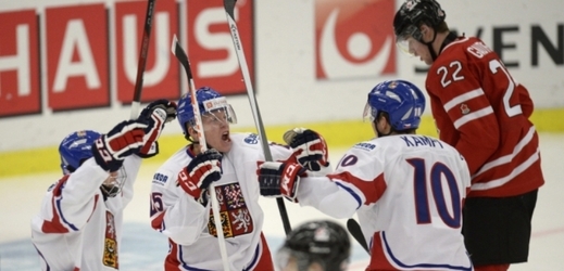 Čeští mladíčci se v zápase s Kanadou radují z gólu.