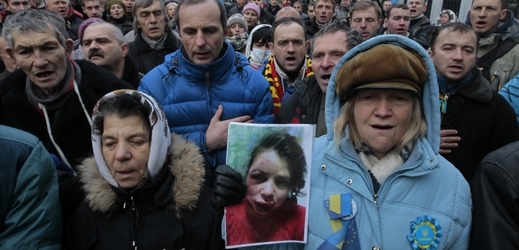 Desetitisíce protivládních demonstrantů se shromáždily v centru Kyjeva, kde protestovaly proti nedávnému napadení opoziční aktivistky a novinářky Teťjaný Čornovolové.