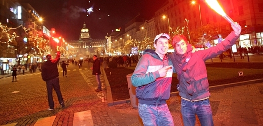 Davy lidí chodí každoročně spontánně slavit Silvestra na Václavské náměstí.