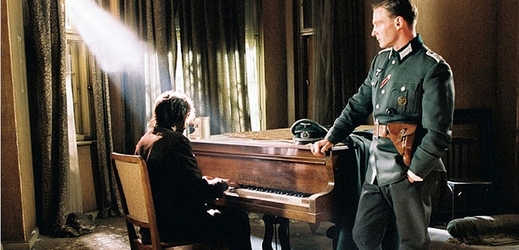 Adrien Brody jako Władysław Szpilman ve filmu Romana Polanského Pianista, k němuž Kilar napsal hudbu.