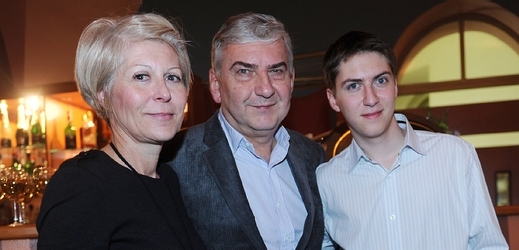 V Amadeovi se představí Miroslav Donutil se svým synem Martinem (vpravo).