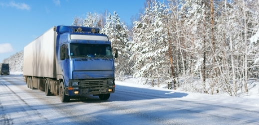 Ledovka je nebezpečná pro řidiče i chodce (ilustrační foto).