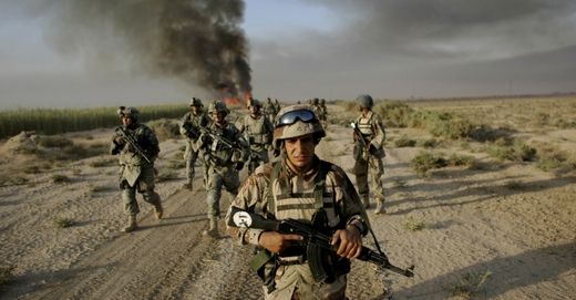 Američtí a jimi vycvičení iráčtí vojáci.