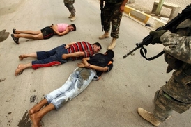 Američany zatčení Iráčané u Basry.