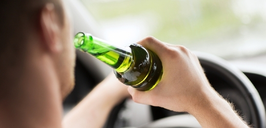 Muž řídil pod vlivem alkoholu (ilustrační foto).