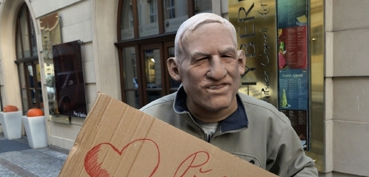 Muž si obličej překryl maskou Václava Klause (ilustrační foto).
