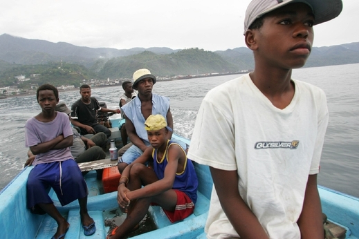 Ilegální imigranti z Komor u břehů Mayotte.