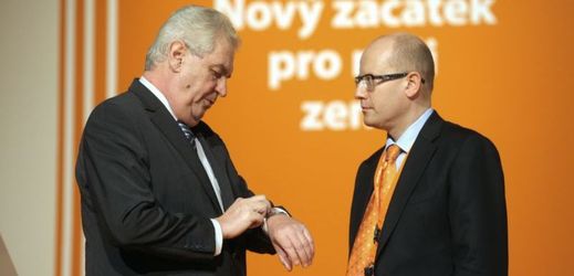 Prezident Miloš Zeman na sjezdu ČSSD zastínil předsedu strany Bohuslava Sobotku, který o pár měsíců později vrací úder porážkou Haškova křídla nakloněného právě Zemanovi.