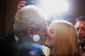 Vítězný polibek čerstvě zvoleného prezidenta své tehdy devatenáctileté dceři Kateřině, nedílné součásti jeho předvolební kampaně. Foto: Robert Sedmík