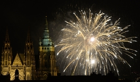 Novoroční ohňostroj přilákal do ulic Prahy desetitisíce lidí.
