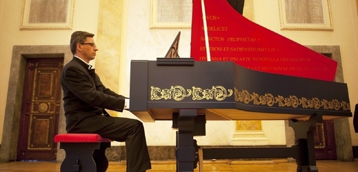 Stavitel hudebních nástrojů Slawomir Zubrzycki se svým výtvorem.