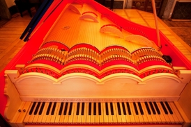 Viola organista vypadá jako klavír, ale klávesy jsou v ní spojeny se smyčcem.