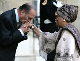 Liberijská prezidentka Ellen Johnsonová-Sirleafová v roce 2006 s bývalým francouzským prezidentem Jacquesem Chirakem.