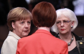 Německá kancléřka Angela Merkelová (vlevo) předloni se svou islandskou kolegyní Johannou Siguroardottirovou (vpravo) a australskou premiérkou Julií Gillardovou. Ze tří dam už je v úřadě jen Merkelová.