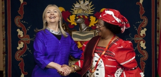 Prezidentka Malawi Joyce Bandaová s bývalou americkou ministryní zahraničí Hillary Clintonovou.
