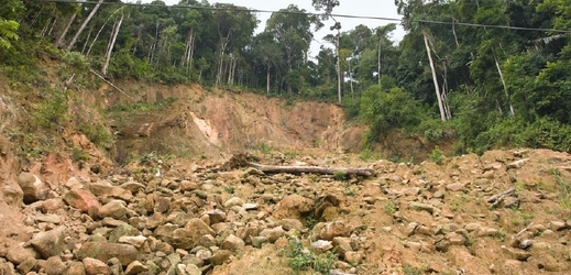 Sesuv půdy zavalil jedinou přístupovou cestu k mnoha obcím (ilustrační foto).