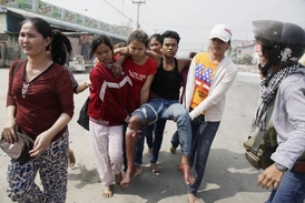 Zraněný demonstrant v Phnompenhu.