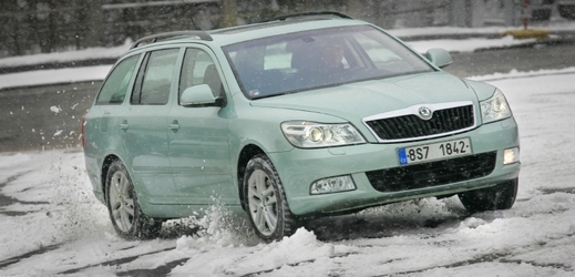 Škoda Octavia dominovala v nižší střední třídě.