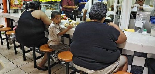 Nadváha a obezita se rozšiřují v rozvíjejících se zemích, kde roste ekonomika a místní střední třída má více financí na potraviny.