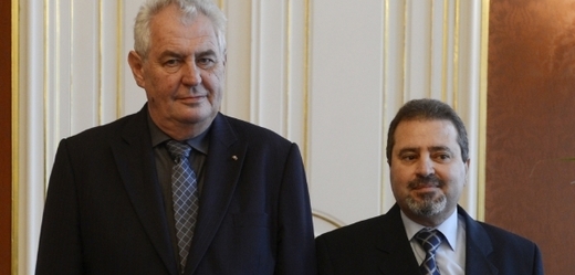 Prezident Miloš Zeman a palestinský velvyslanec Džamál Muhammad Džamál, který zahynul po výbuchu trezoru.