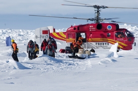 Vrtulník ledoborce Sněžný drak pomohl osazenstvu lodi Akademik Šokalskij.