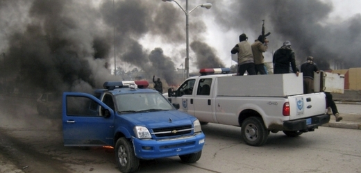 Bojovníci Al-Kajdy zapálili irácké policejní auto před ústředím provinční vlády ve Fallúdže.