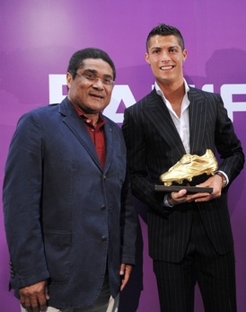 Eusébio (vlevo) po boku současné největší portugalské hvězdy Cristiana Ronalda.