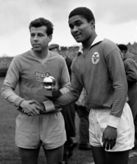 Eusébio (vpravo) gratuluje Josefu Masopustovi k udělení Zlatého míče pro nejlepšího evropského fotbalistu roku 1962 během odvetného utkání Poháru mistrů evropských zemí (PMEZ), v němž Dukla Praha remizovala s Benfikou Lisabon 0:0.