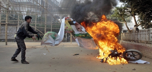 Volby provázel bojkot opozice a násilí, které si vyžádalo nejméně 18 mrtvých.
