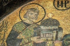 Byzantský císař Justinián drží v ruce model svého díla - Hagii Sofii.