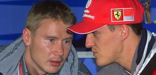 Mika Häkkinen (vlevo) poslal vzkaz Michaelu Schumacherovi.