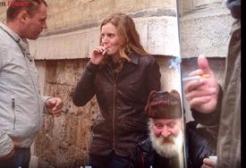 Nathalie Kosciusko-Morizetová pozújící s bezdomovci.