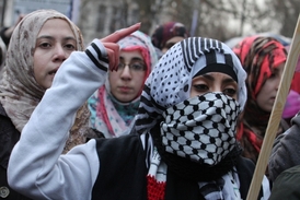 Fanynky islamistů bojujících v Sýrii demosntrují v Londýně.
