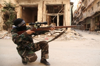 Džihádistická odstřelovačka v Aleppu.