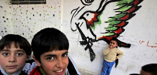 Palestinští mírotvorci s kalašnikovem (ilustrační foto).
