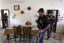 Policie na západním břehu v bytě, v němž došlo k přestřelce mezi přívrženci Hamasu a Fatahu.