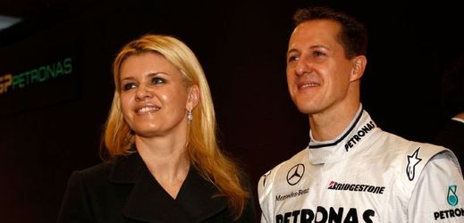 Manželka těžce zraněného Michaela Schumachera Corinna požádala zástupce médií o klid a vyzvala je, ať opustí nemocnici v Grenoblu. 