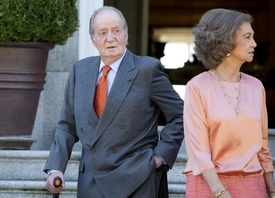 Pěkný ptáček je i španělský král Juan Carlos. Vedle něj jeho nebohá choť Sofie.