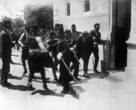 Srbský student Gavrilo Princip je odváděn policií po atentátu na rakousko - uherského následníka trůnu arcivévodu Františka Ferdinanda d'Este.