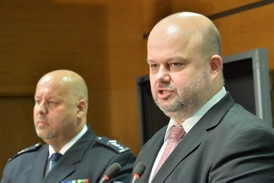 Ministr vnitra Martin Pecina (vpravo) a policejní ředitel Petr Lessy.