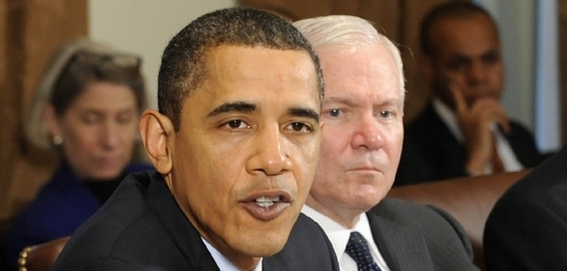 Robert Gates (vpravo) kritizoval Baracka Obamu za jeho přístup k válce v Afghánistánu.