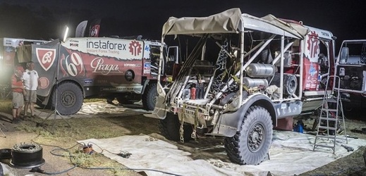 Vozidla trpí. Rallye Dakar je pořádně drsný závod, což dobře ví také český závodník Aleš Loprais.