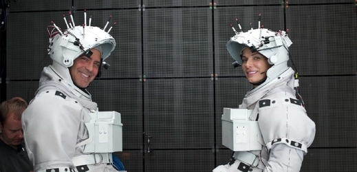 Oscaroví herci Sandra Bullocková a George Clooney při natáčení Gravitace.