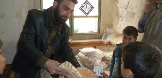 Pracovníci Člověka v tísni v Sýrii rozdávají chléb.