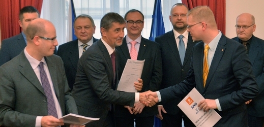 Zástupci ČSSD, ANO a KDU-ČSL podepsali koaliční smlouvu.