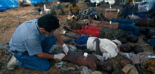 Lékař ošetřuje nemocné zasažené cholerou ve Rwandě.