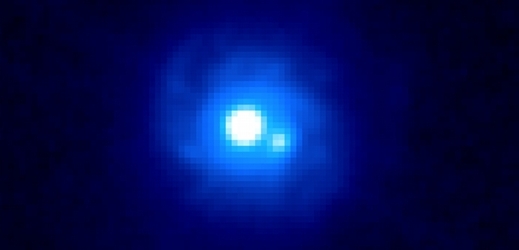 Gravitační čočka B0218 357 na snímku z Hubbleova kosmického dalekohledu.